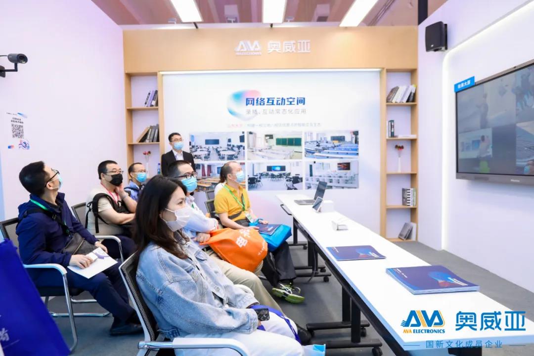 嘉賓圍坐在網絡互動空間展區(qū)參觀.jpg
