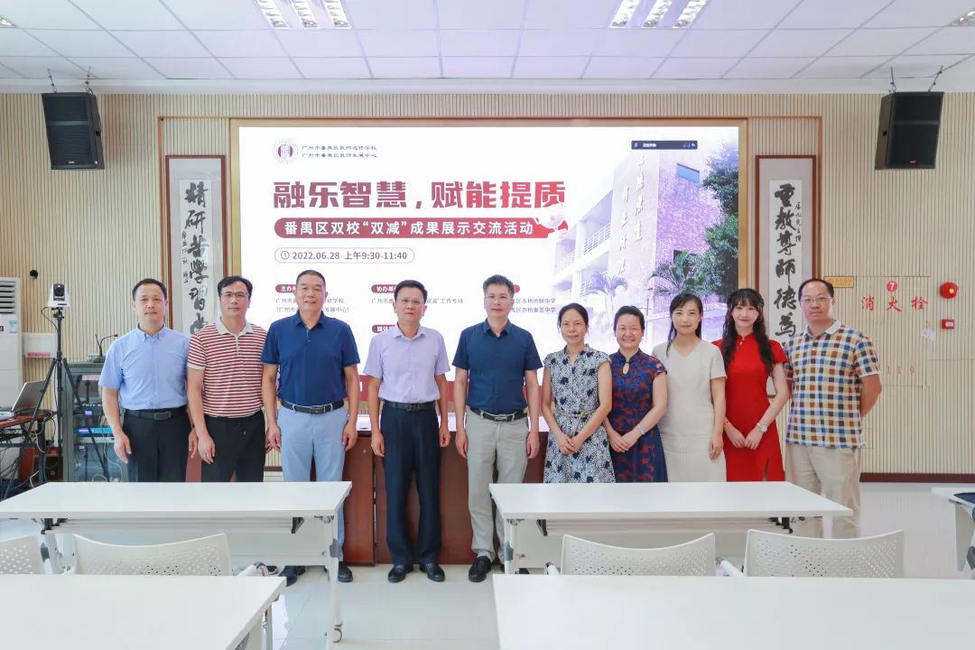 參加活動專家、領(lǐng)導(dǎo)代表合影.jpg