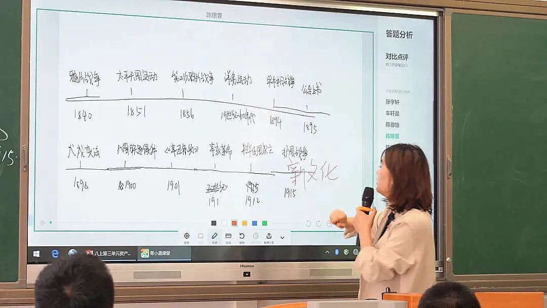 老師在教室大屏上隨機選擇學(xué)生的作答畫面進(jìn)行點評與糾錯.jpg