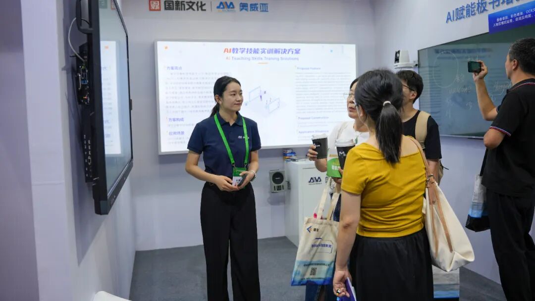 奧威亞AI+教育方案亞教展 “出圈”：人工智能助力教育引關(guān)注，國內(nèi)外需求高漲3.jpg