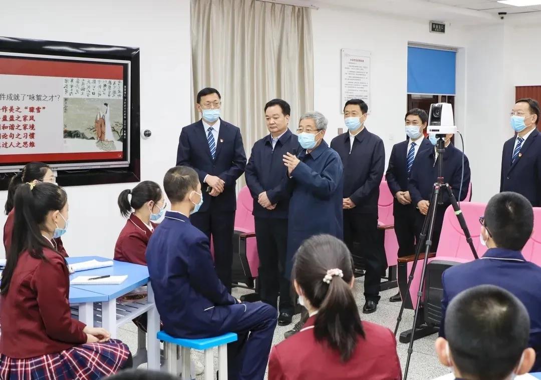 奧威亞在新疆丨兵團(tuán)一中這節(jié)遠(yuǎn)程互動(dòng)課，陳寶生部長(zhǎng)高度贊譽(yù)
